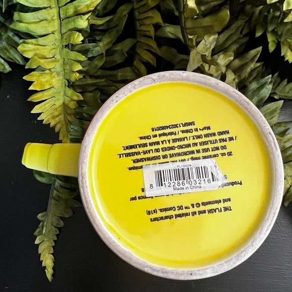 DC Comics The Flash Logo ceramic mug holds 20oz - Picture 5 of 5